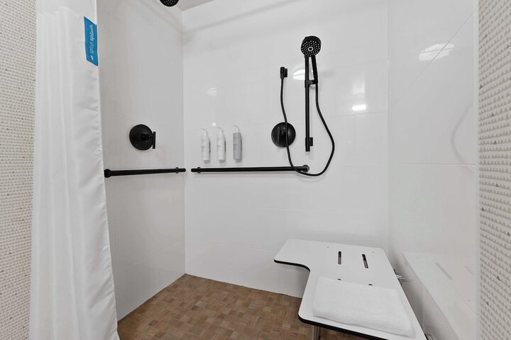 2 Queen Bed Accessible Room with Accessible Tub (16 of 35)