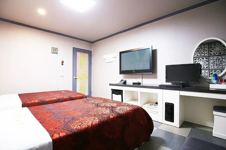 Room 3 of 16