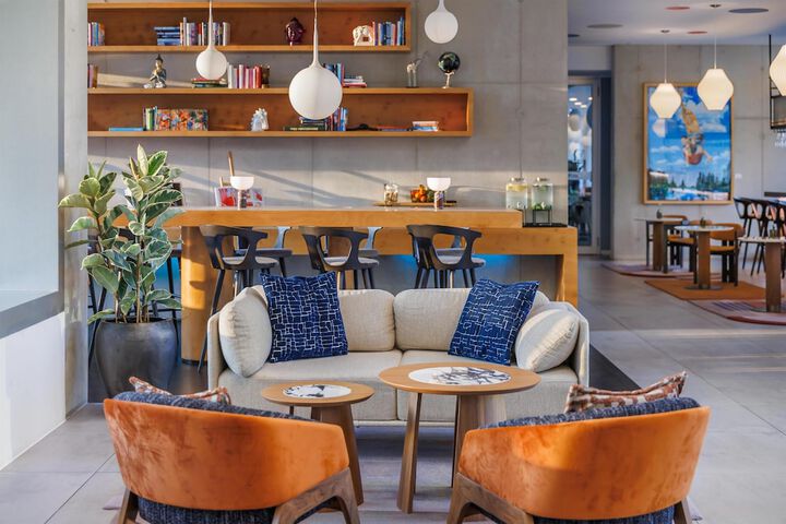 Lounge 106 of 117