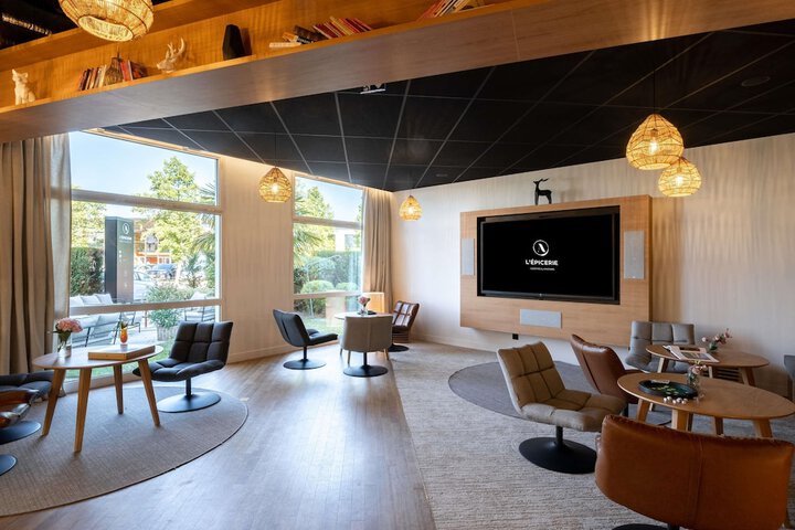 Lounge 76 of 107