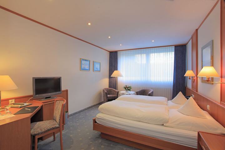 Room 6 of 12
