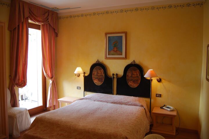 Room 8 of 90