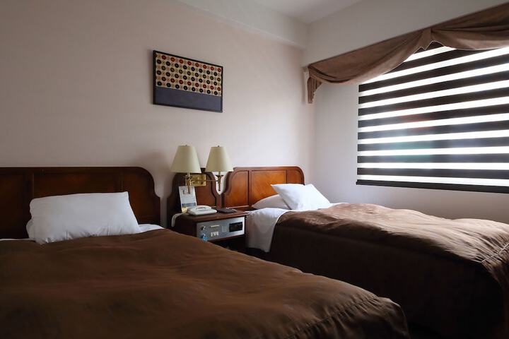 Room 6 of 28