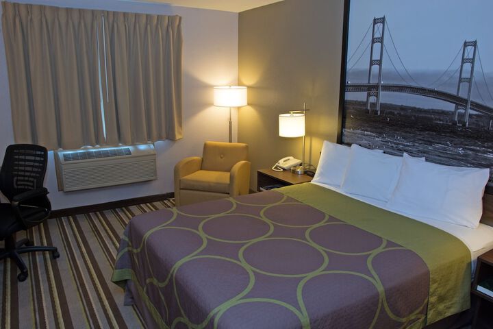 1 Queen Bed (16 of 17)