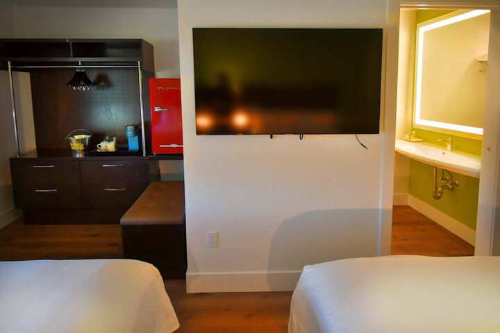 Standard Double Room 2 Queen Beds (8 of 9)
