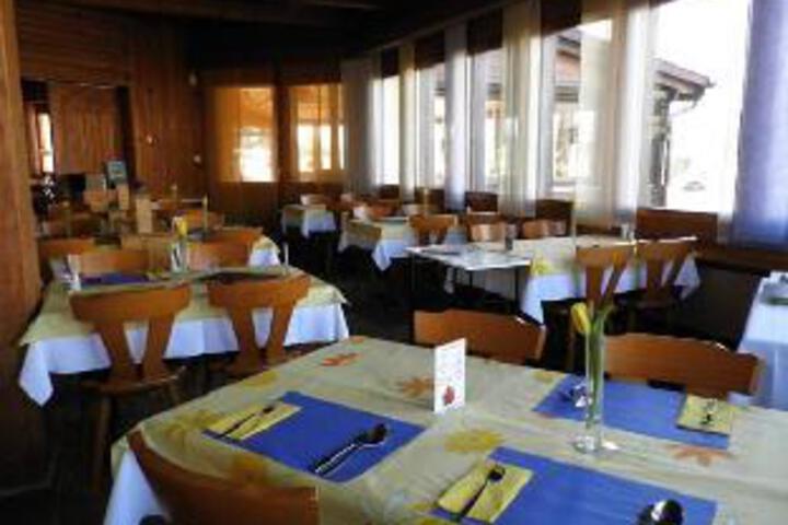 Dining 8 of 10