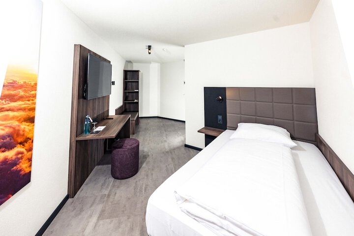 Room 8 of 38