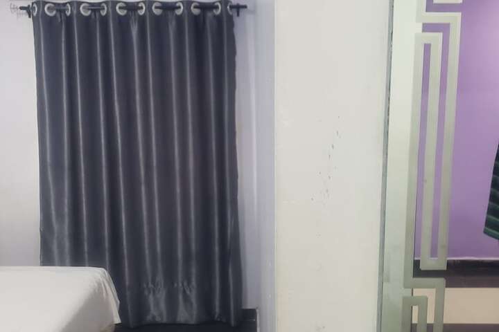 Room 6 of 18