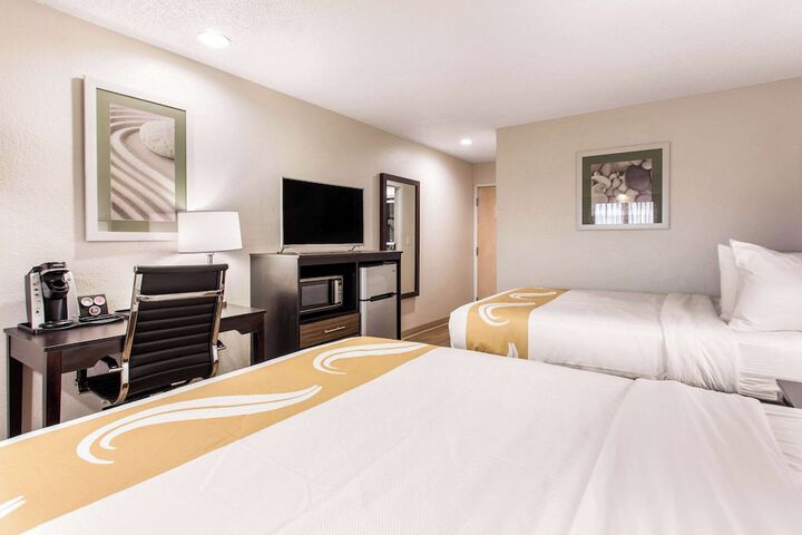 2 Queen Beds (6 of 15)