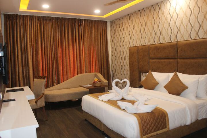Room 4 of 77