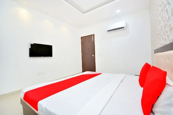 Room 4 of 16
