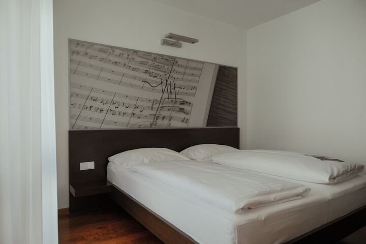 Room 37 of 102