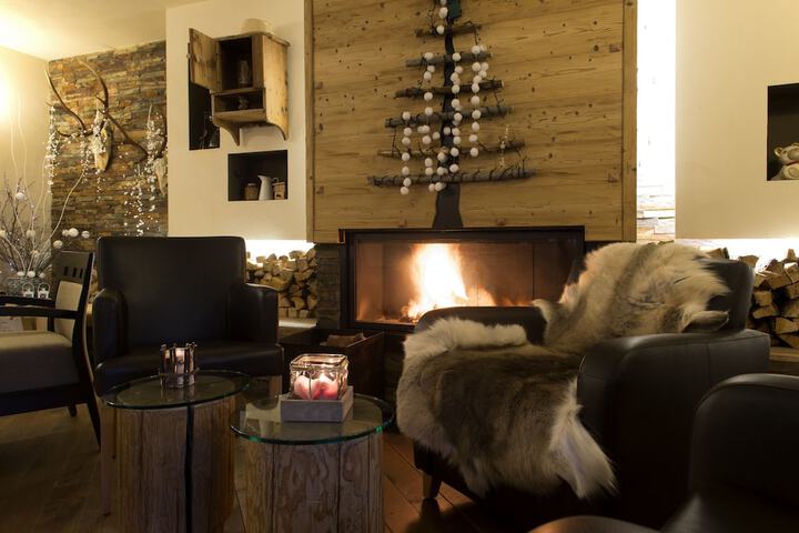 Lounge 69 of 75