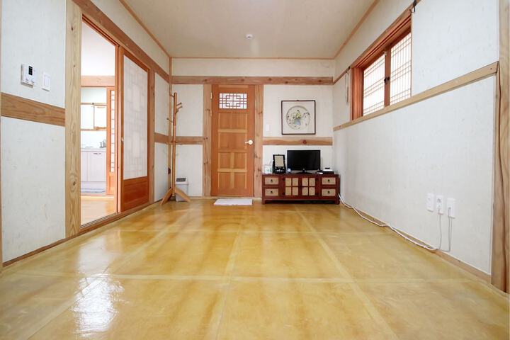 Room 6 of 76