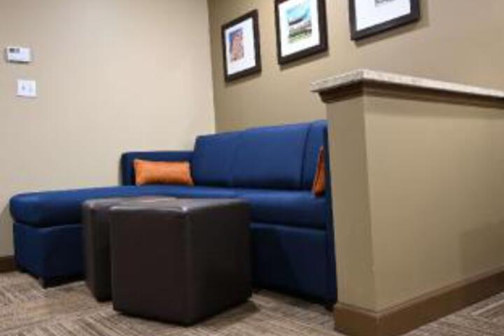 Lounge 13 of 20