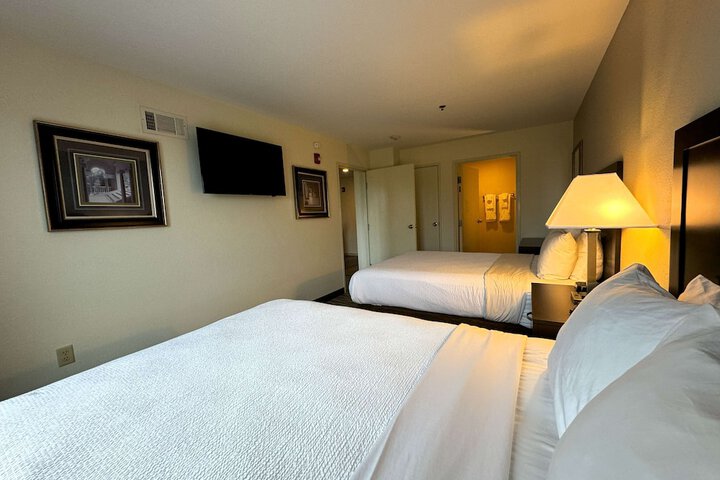 1 Queen Bed Pillow Top Mattress Flat Screen Television Microwave and Refrigerator S (3 of 15)