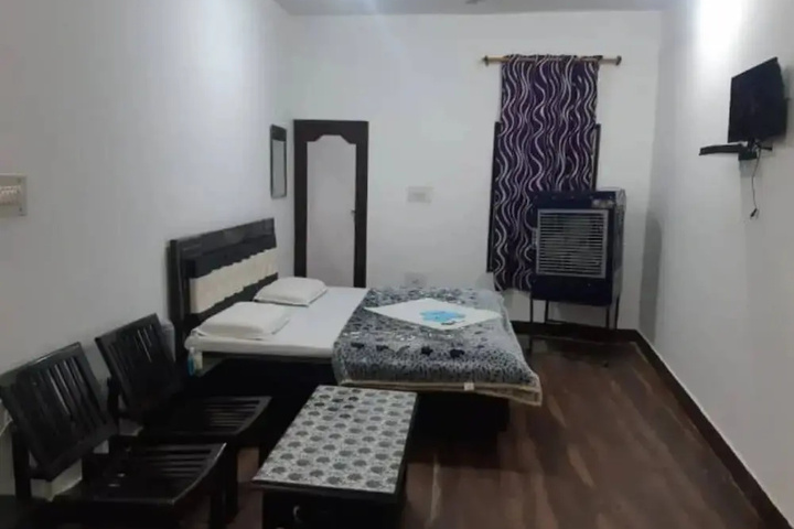 Room 4 of 8