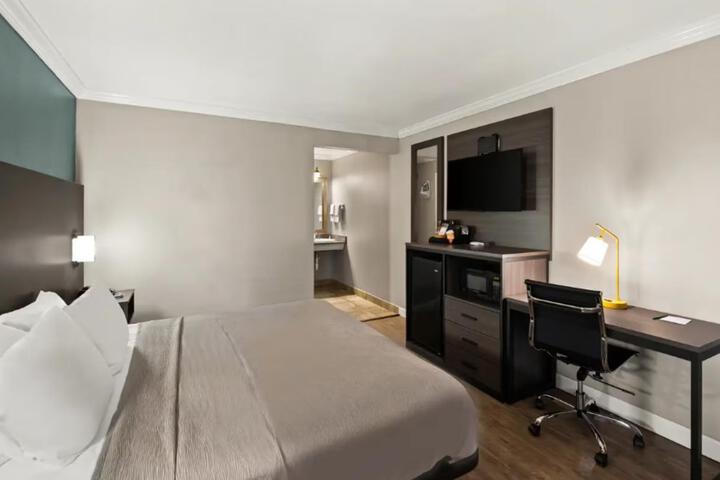 Room 6 of 27