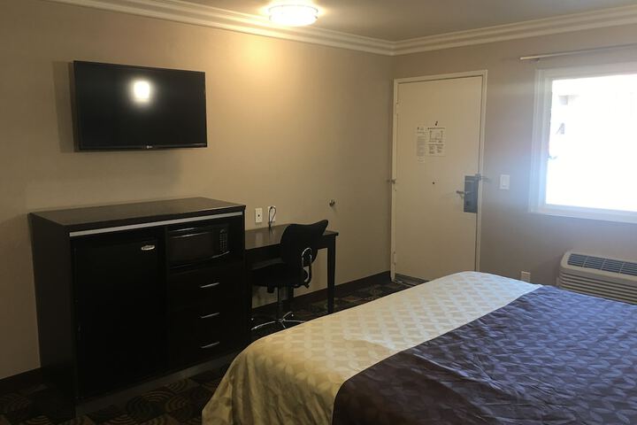 Deluxe King Bed Jetted Tub (12 of 16)