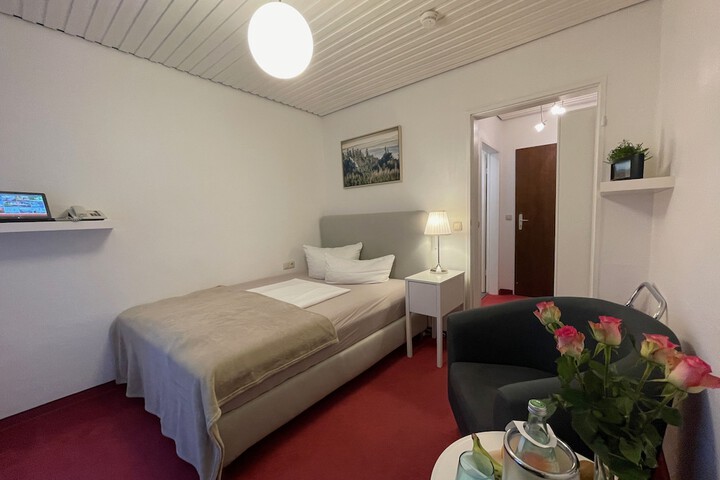 Room 2 of 33