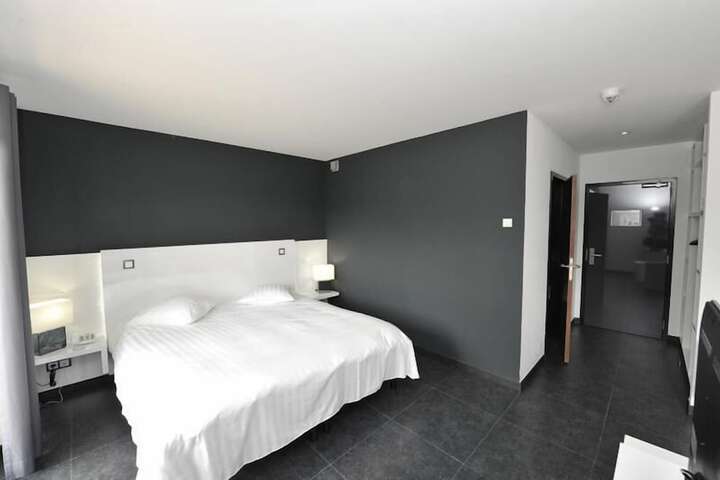 Room 12 of 28