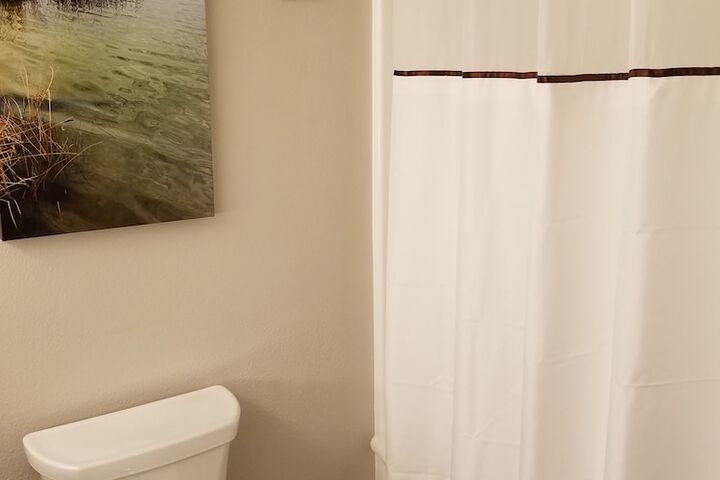 Deluxe King Bed (4 of 7)