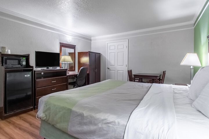 1 King Bed (7 of 10)