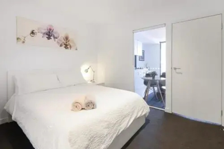 Room 5 of 9