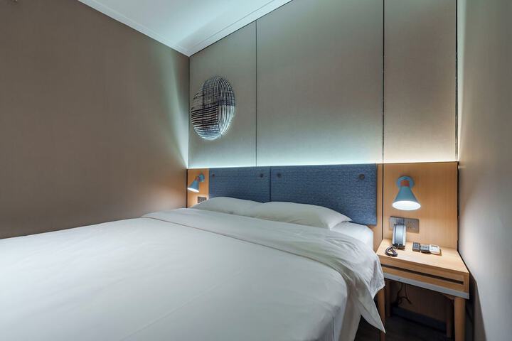 Room 18 of 32
