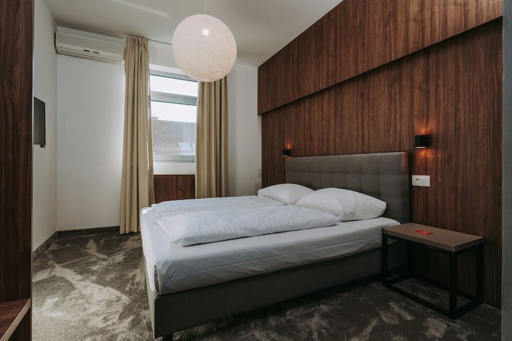 Room 3 of 129