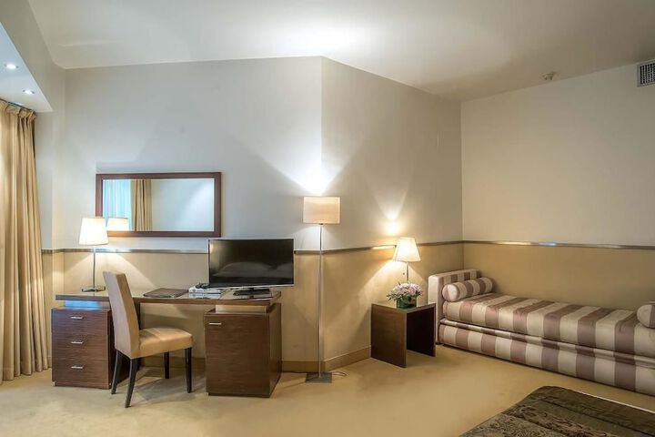 Room 10 of 42