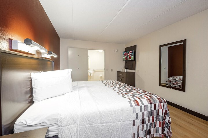 1 King Bed (7 of 9)