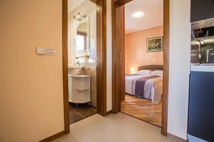 Room 4 of 25