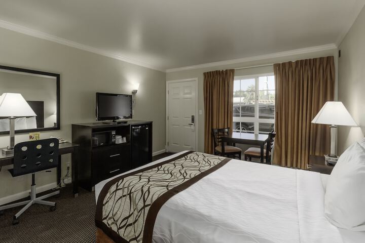 1 Queen Bed (4 of 17)