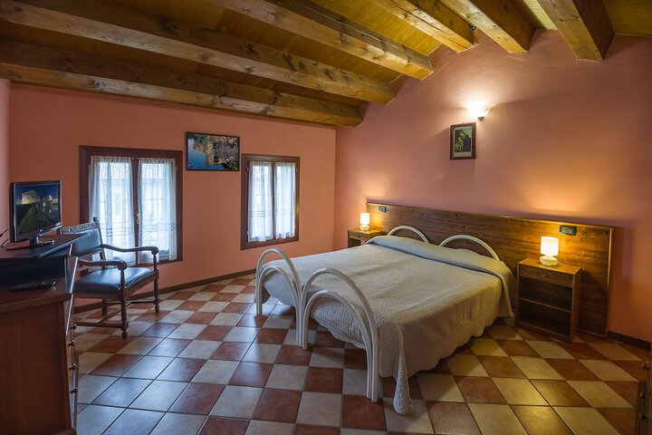 Room 5 of 12