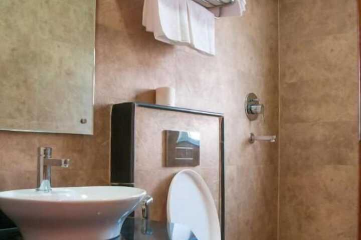 Room 5 of 8
