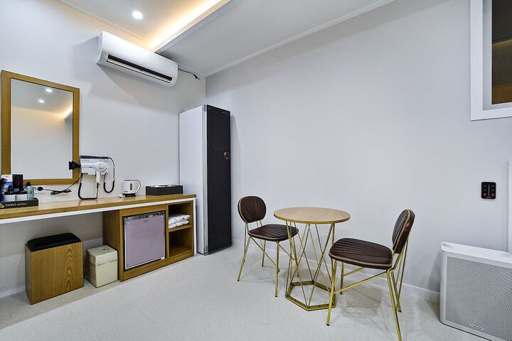 Room 11 of 43