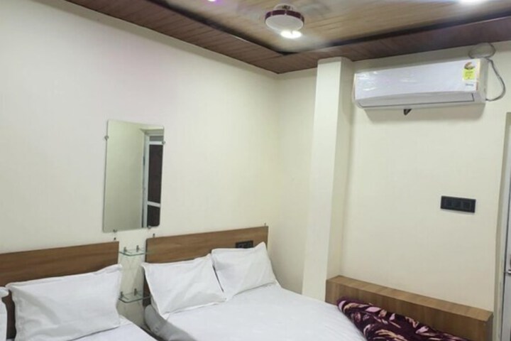 Room 4 of 18