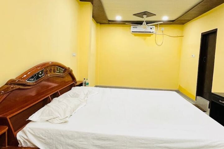 Room 5 of 12