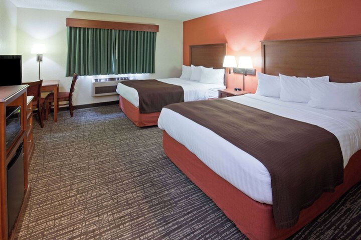 2 Queen Beds (2 of 10)