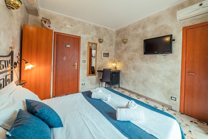 Room 33 of 76