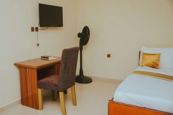 Room 6 of 27