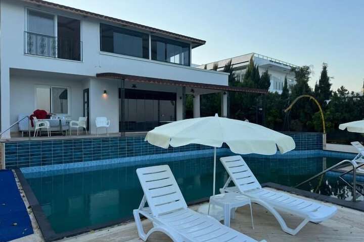 Pool 16 of 21