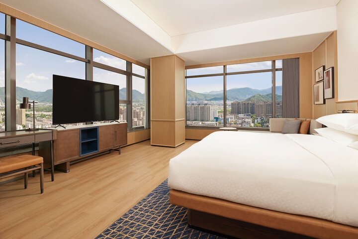 Room 13 of 21