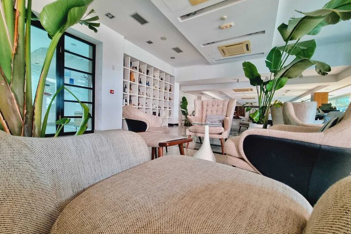 Lounge 66 of 89