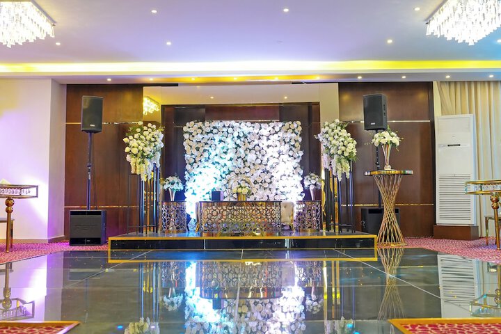 Lounge 116 of 127