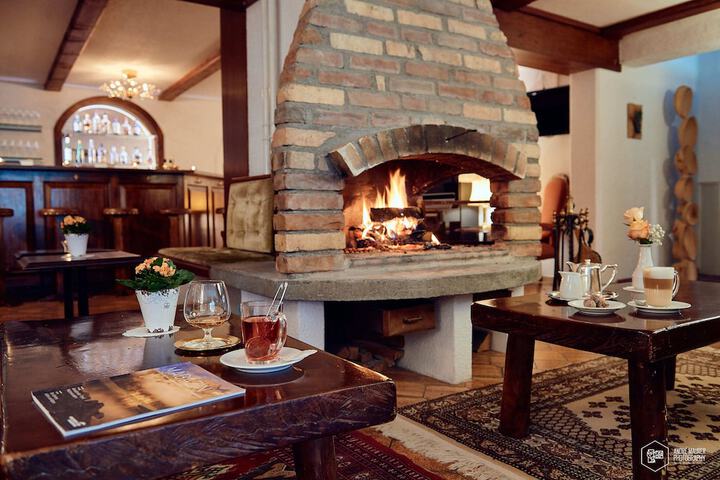 Lobby lounge