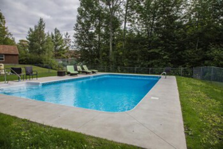 Pool 10 of 15