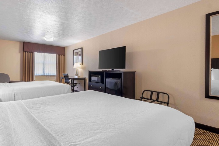 2 Queen Beds High Speed Internet Accessible Microwave and Refrigerator Desk Coffee Make (6 of 10)