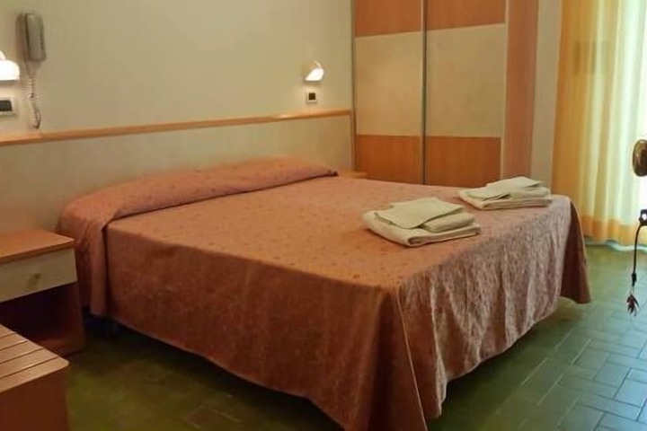 Room 4 of 12